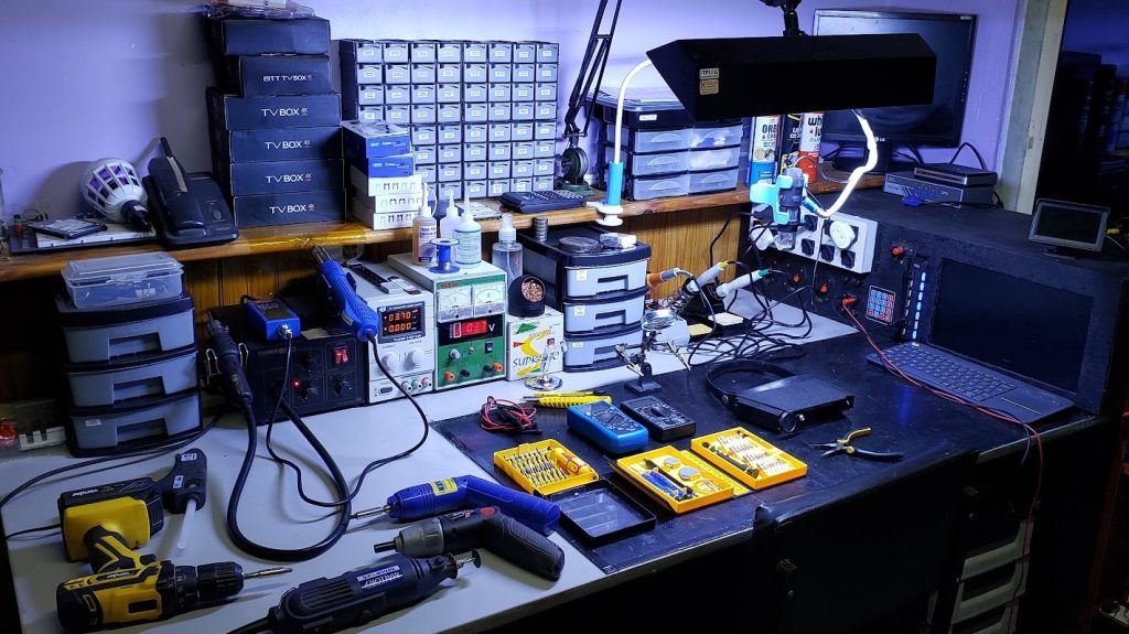 Equipamentos especializados Avua Drones - Estações de solda, multímetros e ferramentas de precisão